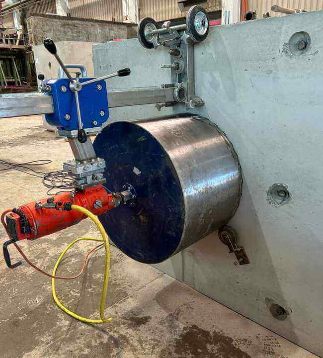 Kernbohrmaschine an einem Betonbauteil