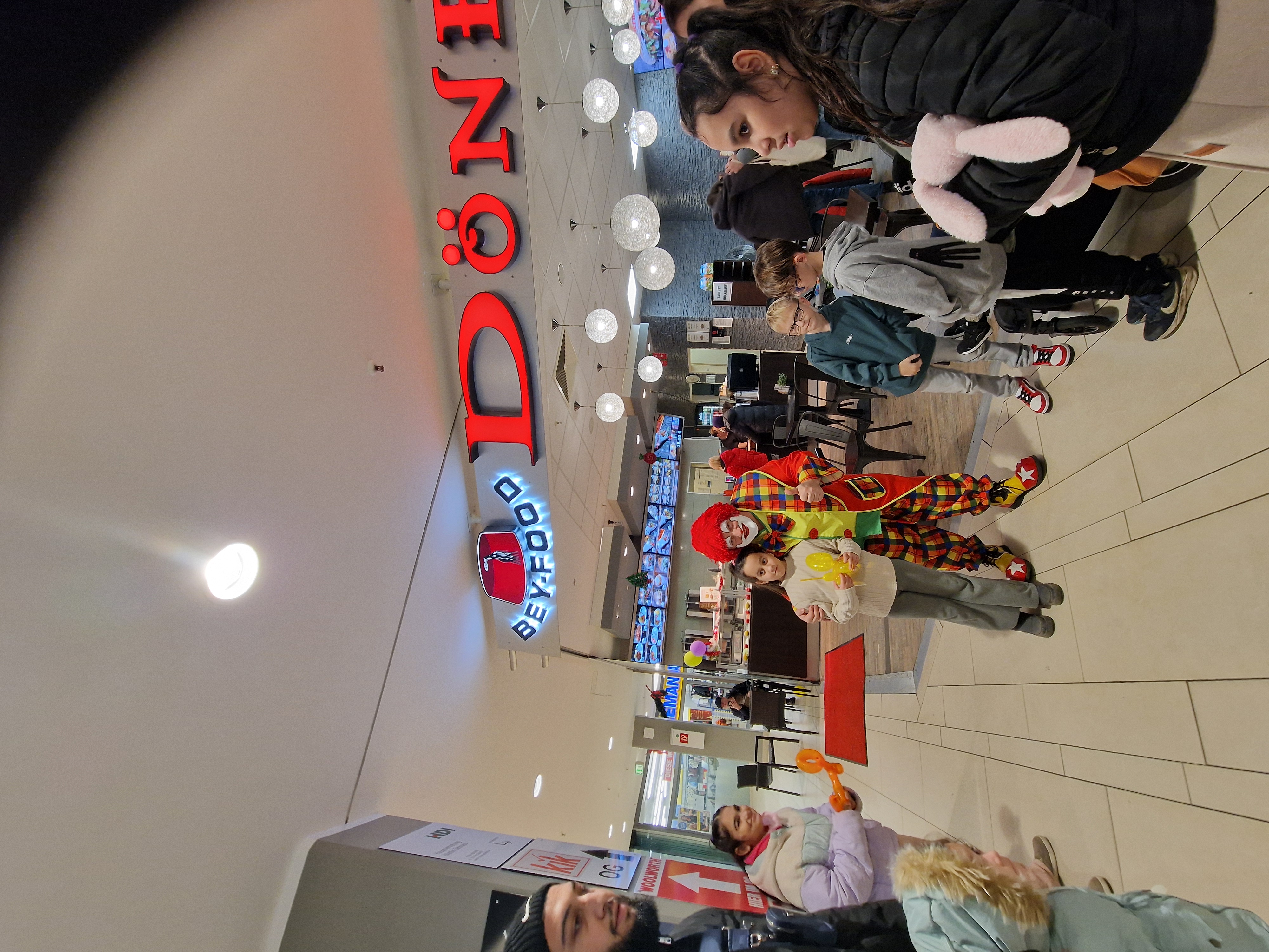 Black Friday im City Center Gladbeck: Ein kunterbuntes Highlight mit Clown Alfonso